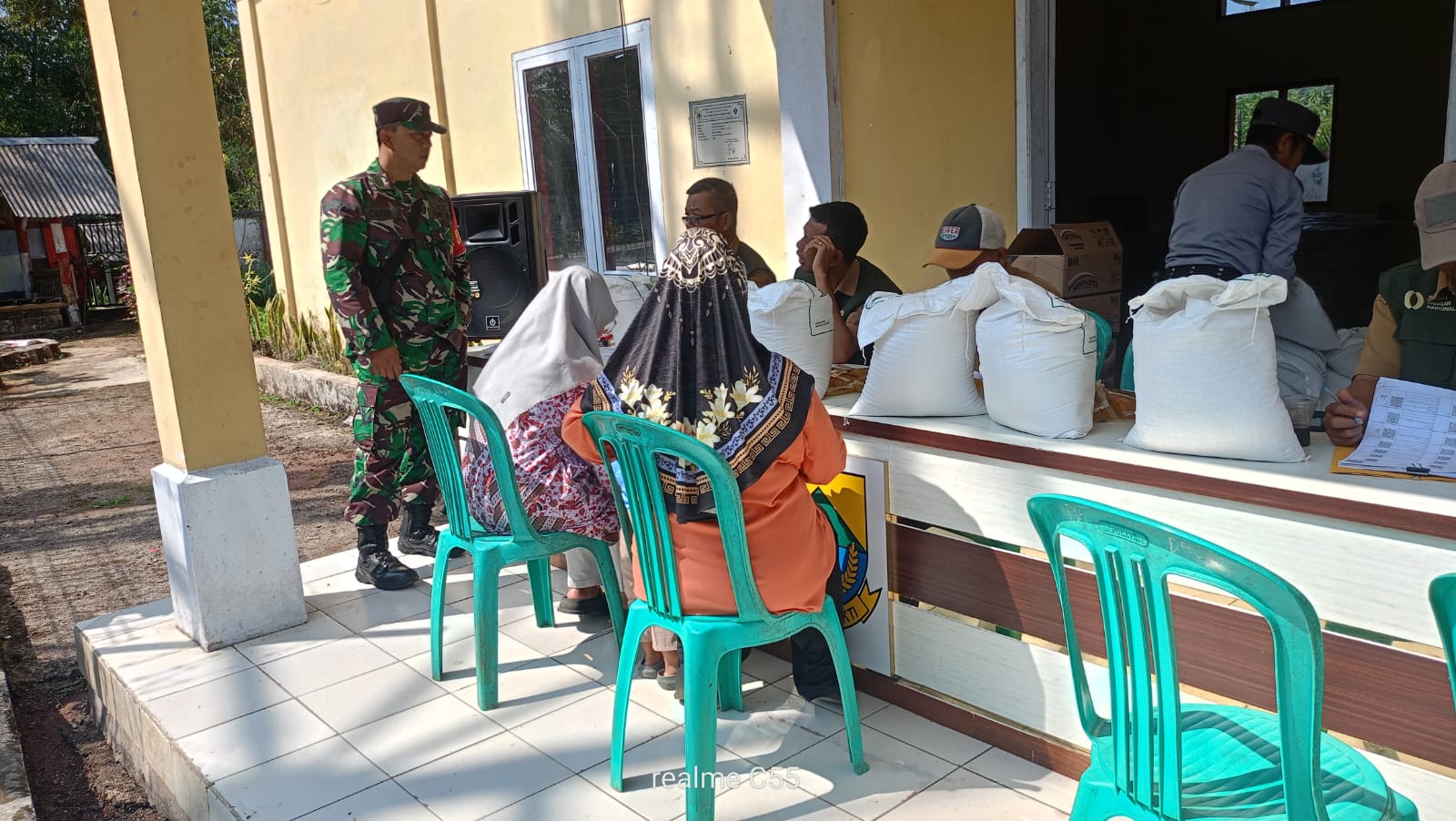 Pelda Cecep Kawal Penyaluran Bantuan Pangan BPNT untuk Ribuan Warga Desa Sukarame