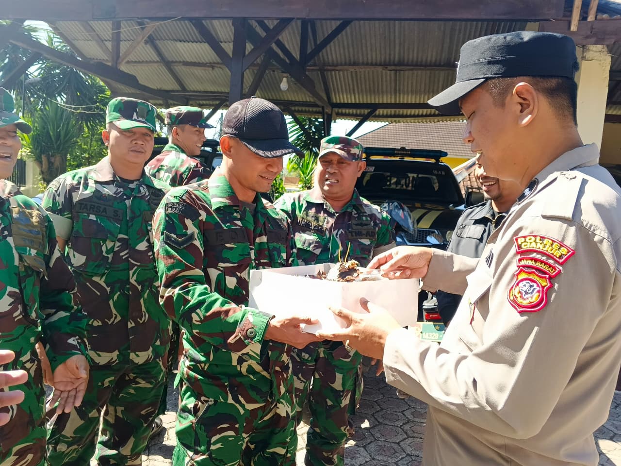 Perkuat Soliditas di Wilayah Selatan, Anggota Koramil 0608-13/Pagelaran Sambangi Polsek Beri Ucapan HUT Bhayangkara ke-80