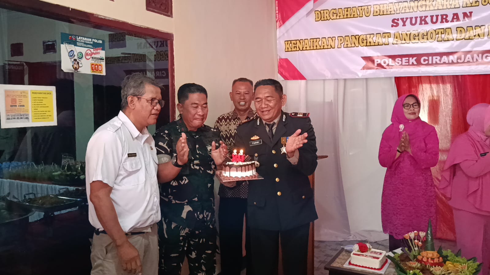 Wujud Soliditas, Anggota Koramil 0608-09/Ciranjang Berikan Kejutan HUT Polri ke-80 di Polsek Ciranjang