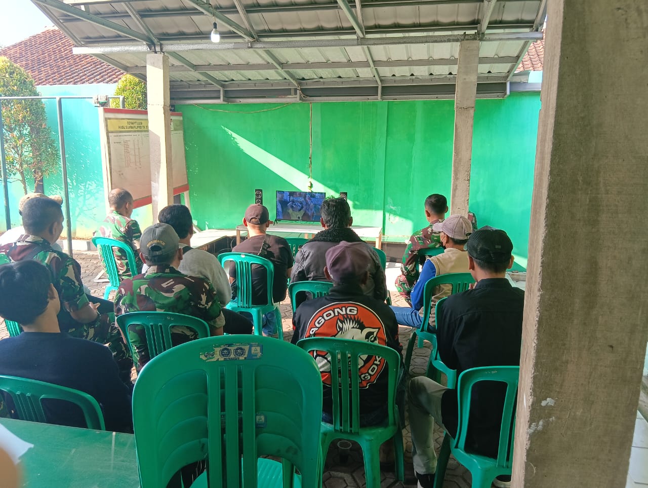 Pererat Kebersamaan, Anggota Koramil 0608-06/Karangtengah Gelar Nobar Piala Dunia Bersama Masyarakat
