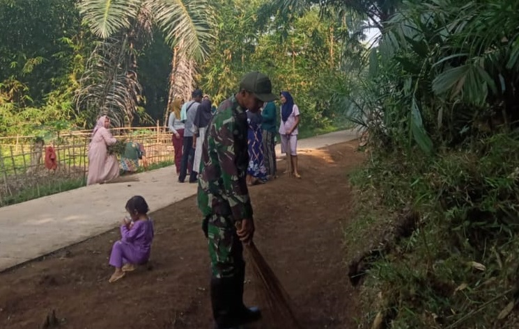 Wujudkan Lingkungan Bersih, Kopka Didit Rino Ajak Warga Kp Lewi Kesik Gotong Royong Kerja Bakti