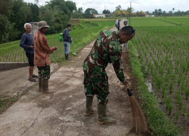 Wujud Kemanunggalan, Babinsa Sukajaya Serka Nurcahyadi Gelar Karya Bakti Bersama Warga