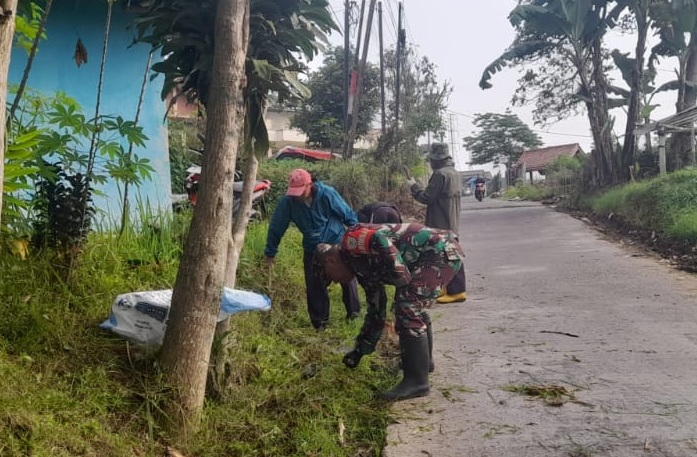 Wujud Kemanunggalan TNI, Babinsa Serka Priyanto Beng Pelopori Aksi Bersih Lingkungan di Cugenang