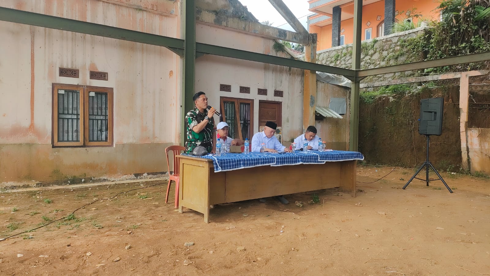 Sinergi Membangun Desa, Babinsa Jayagiri Kawal Rapat Persiapan HUT RI ke-81