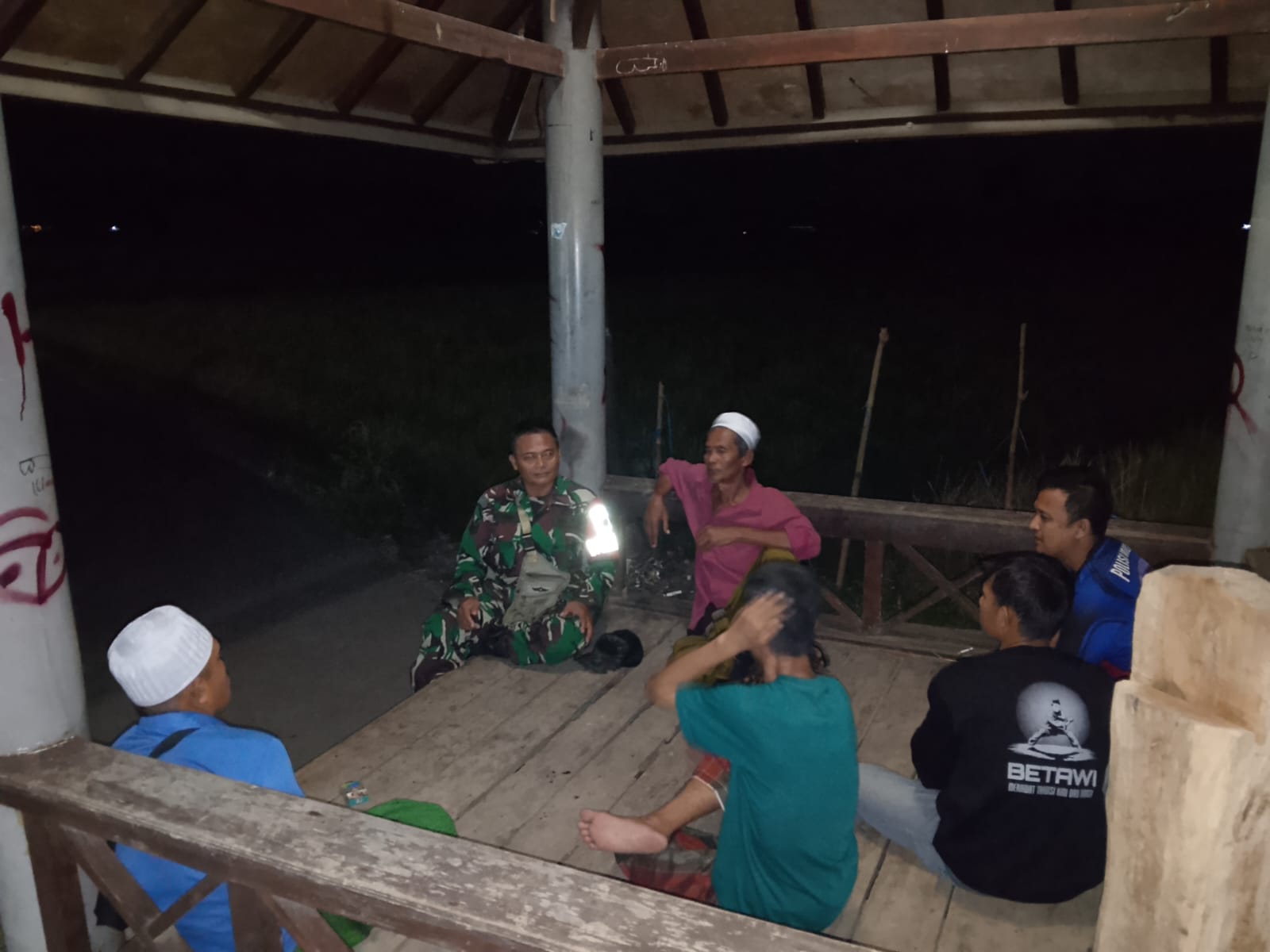 Babinsa Sindangraja Cek Pos Siskamling, Ajak Warga Bersama-Sama Jaga Kamtibmas