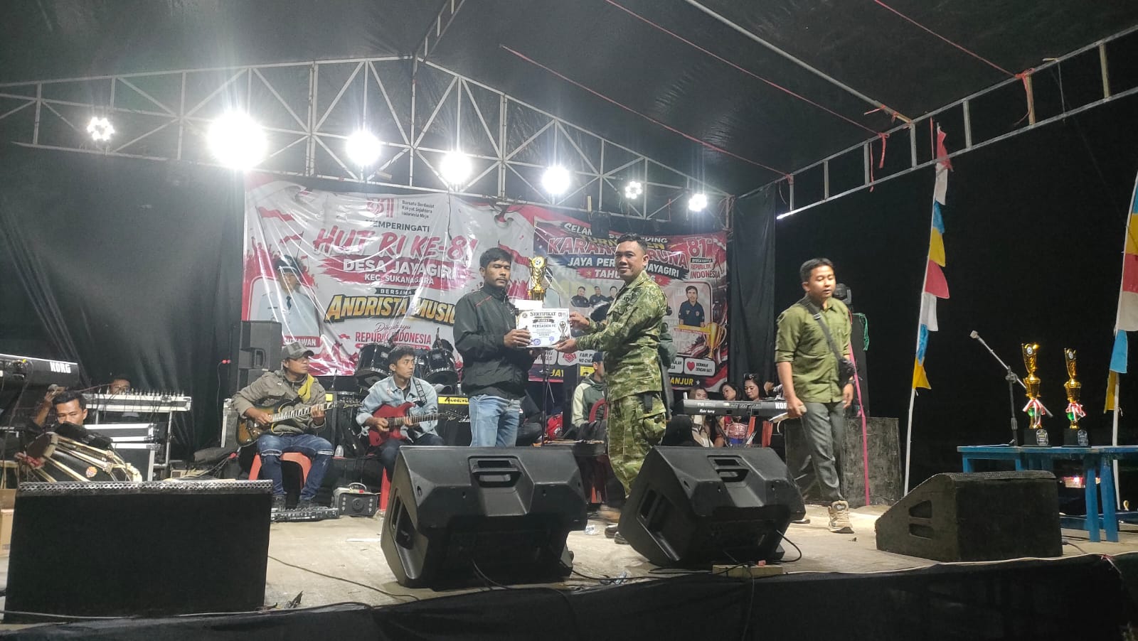 Mengawal Pesta Rakyat HUT RI ke-81, Babinsa Jayagiri Serda Rozi Hendra S Pastikan Kegiatan PHBN Aman