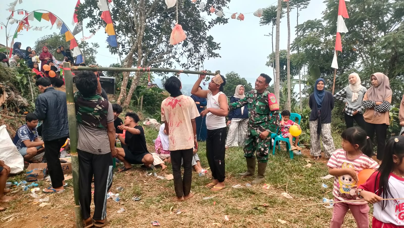 Meriahkan HUT RI Ke-81, Babinsa Desa Jayagiri Serda Rozi Hendra Hadir dan Monitor Perlombaan Warga