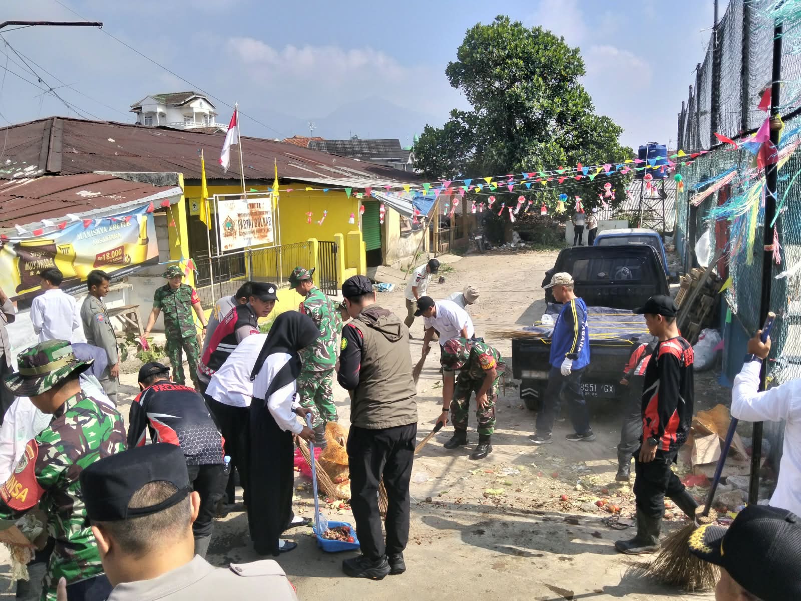 Wujud Nyata Kemanunggalan TNI-Rakyat: Anggota Koramil 0608-04/Cipanas Gelar ‘Gerakan TNI Peduli Sampah’ Bersihkan Pasar Cipanas