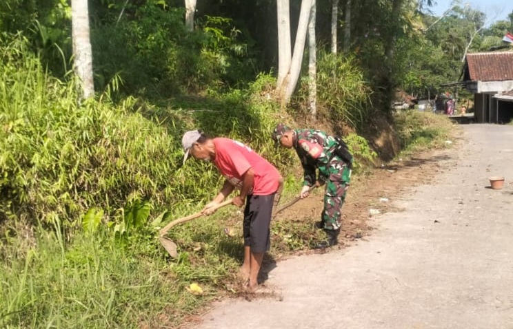 Wujudkan Lingkungan Bersih dan Asri, Babinsa Desa Bunijaya Pelopori Kerja Bakti Pembersihan Jalan Perkampungan