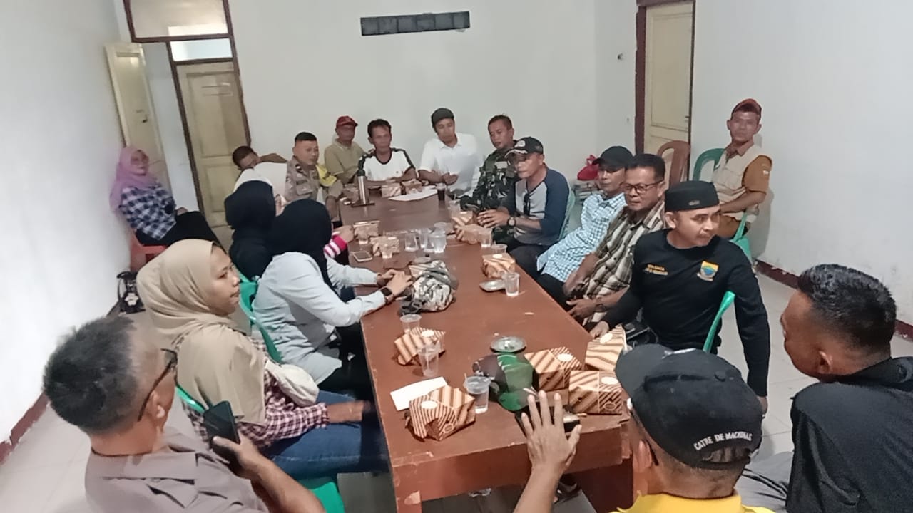 Kawal Tahapan Demokrasi Desa, Babinsa Sertu Ramli Sopiandi Hadiri Rapat Pembentukan Panitia Pilkades Mekargalih