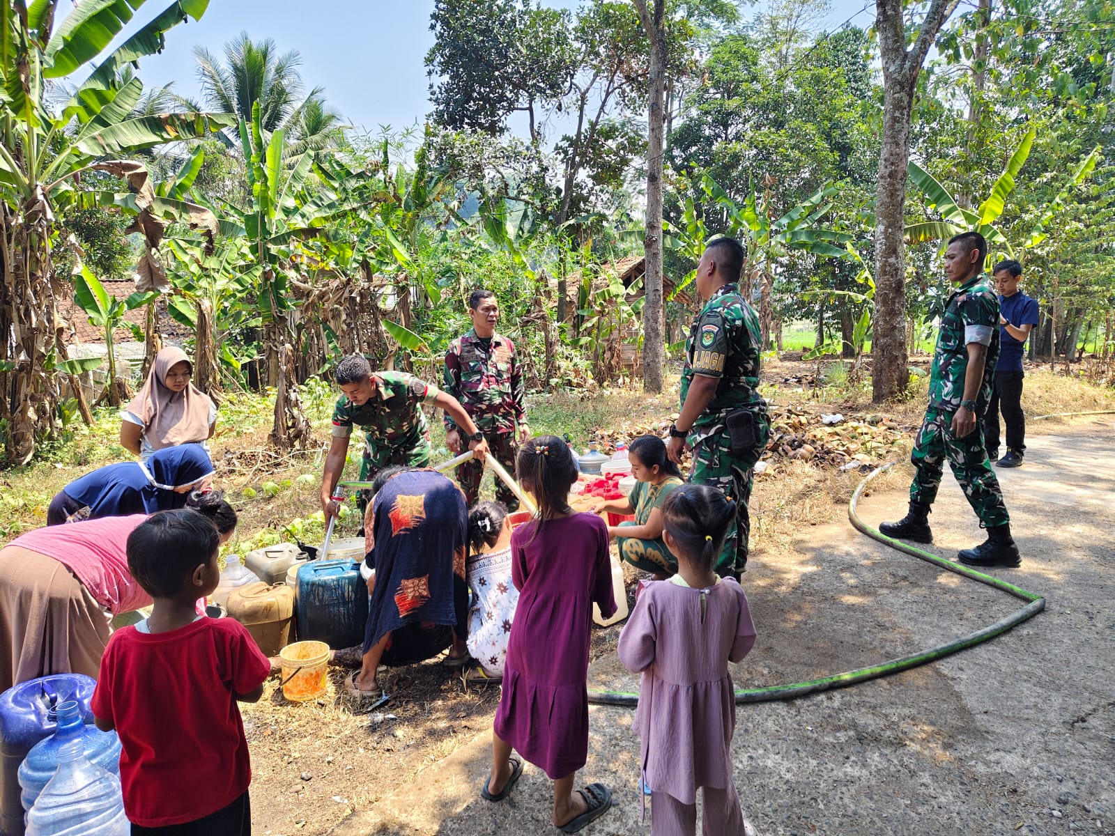 Atasi Kesulitan Air Bersih, Anggota Kodim 0608/Cianjur Salurkan Bantuan Air bagi Warga Cilaku