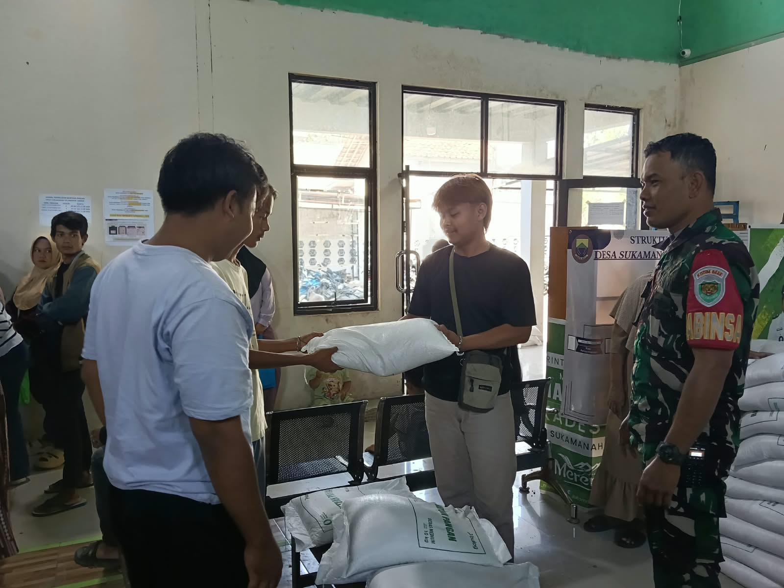 Babinsa Desa Sukamanah Pendampingan Pendistribusian Bantuan Pangan untuk 997 KPM