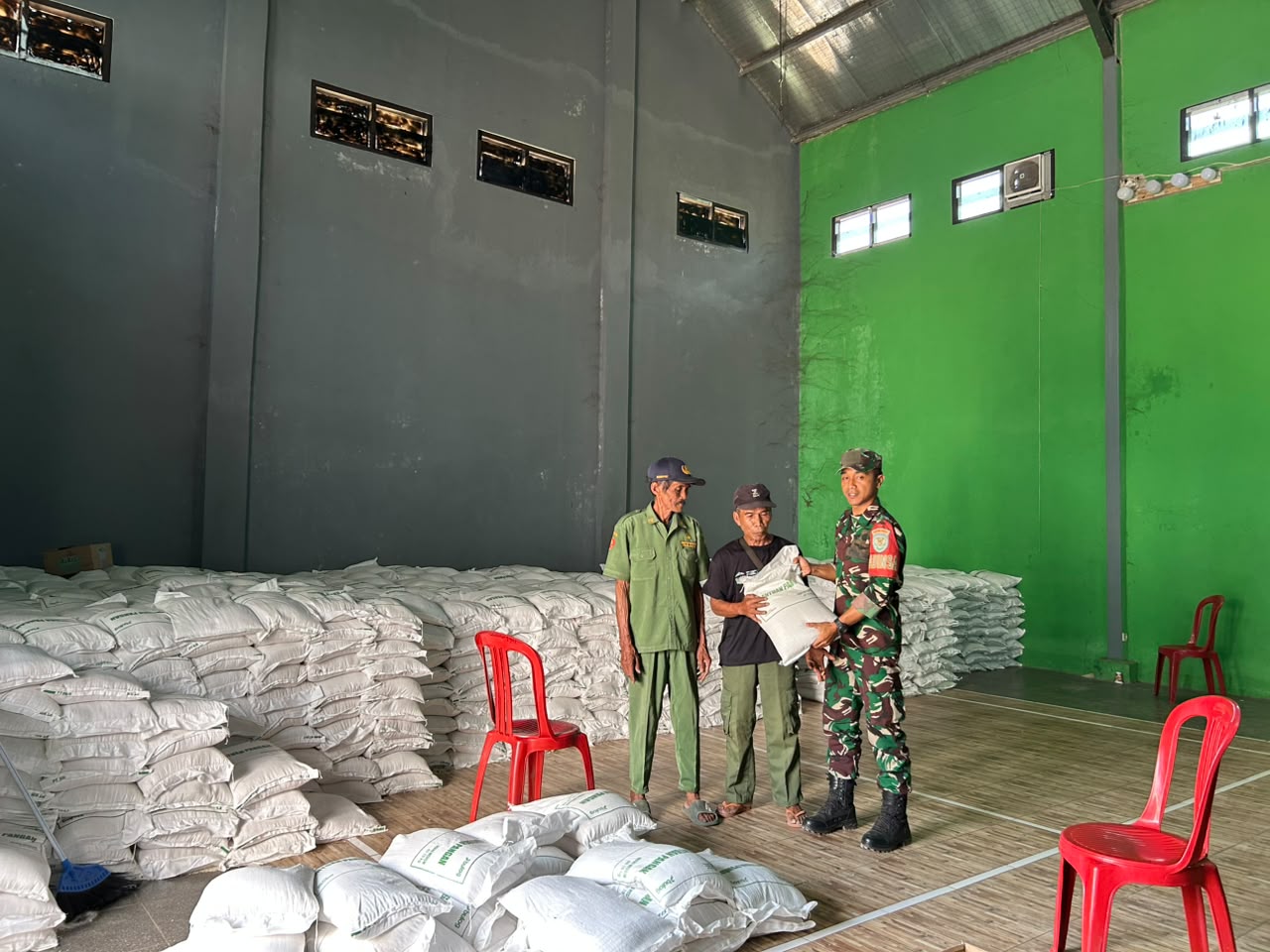 Pastikan Tepat Sasaran, Babinsa Serda Dudu Monitoring Penyaluran Bantuan Pangan di Desa Salamnunggal