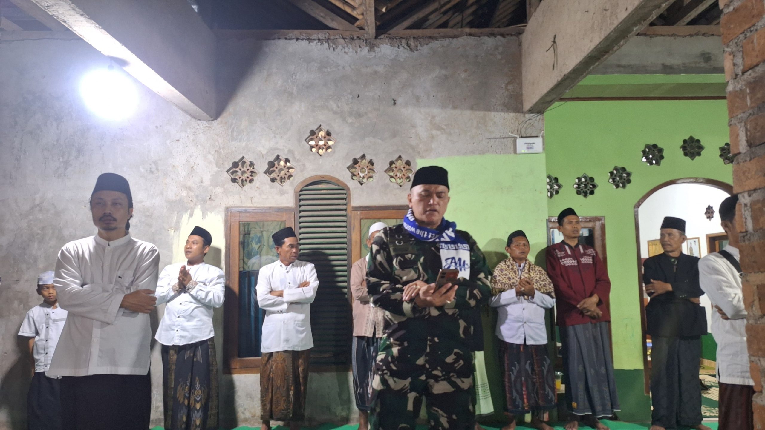 Anggota Koramil 0608-08/Mande Hadiri Peringatan Maulid Nabi Muhammad SAW di Desa Cikidangbayabang