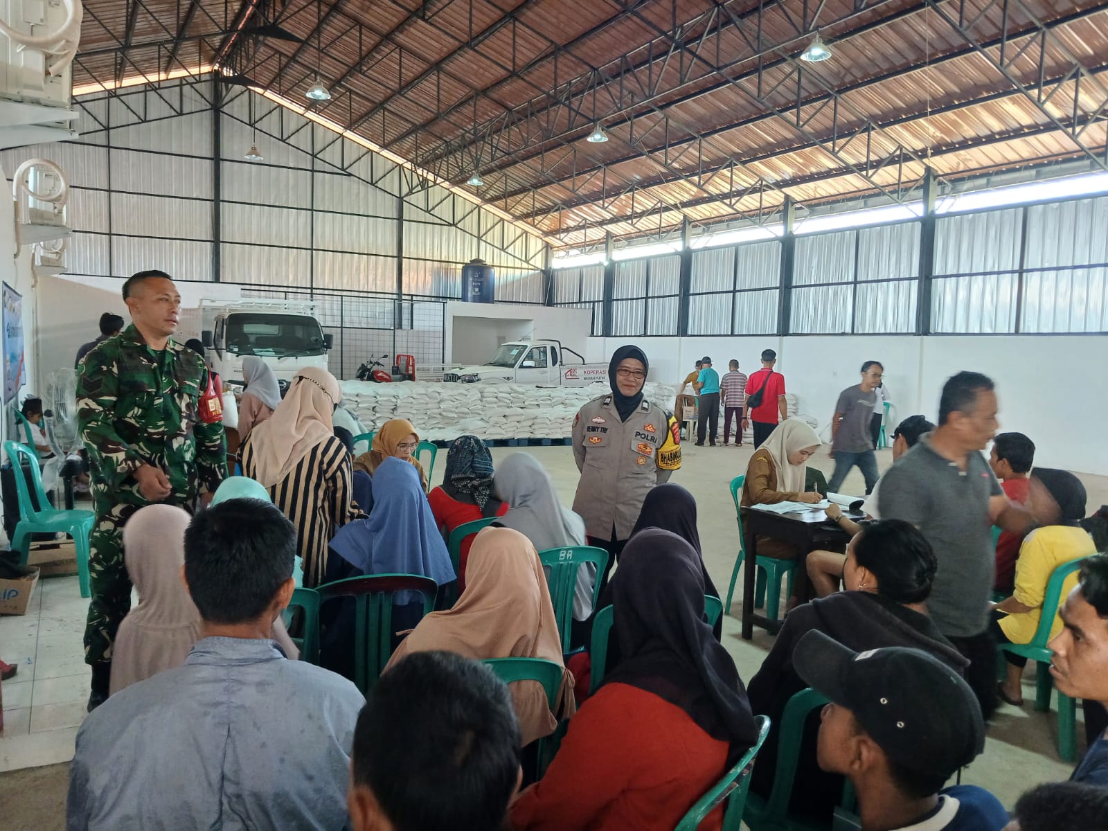 Anggota Koramil 0608-01/Kota Kawal Pendistribusian Bantuan Beras di Kelurahan Bojongherang