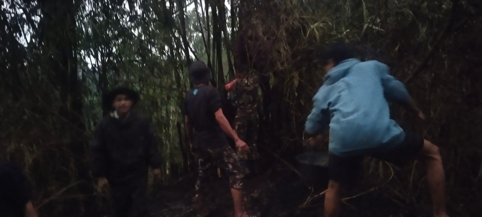 Siap Siaga di Lapangan, Babinsa Desa Ciherang Respons Cepat Pemadaman Kebakaran Lahan Bambu