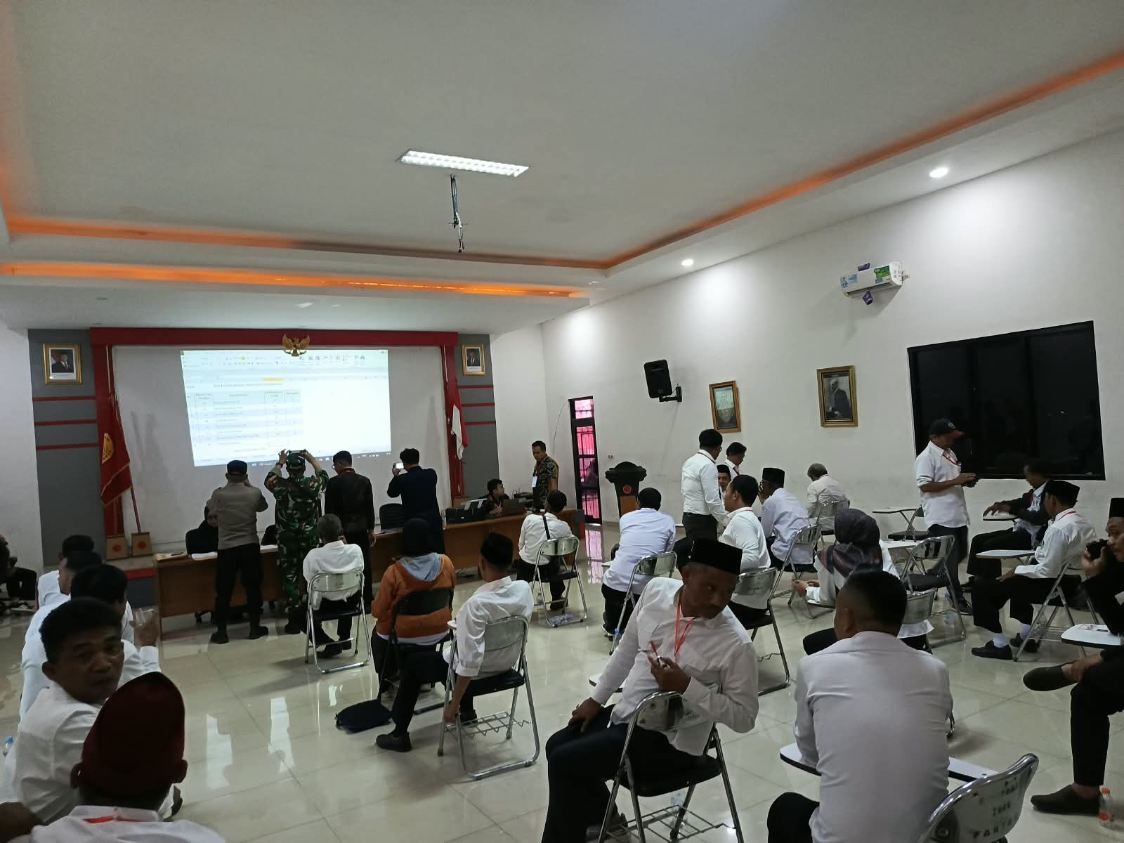 Cegah Potensi Kerawanan Pilkades, Babinsa Serka Ade Pengawal Ketat Tes Akademik Bacakades di UNSUR Cianjur