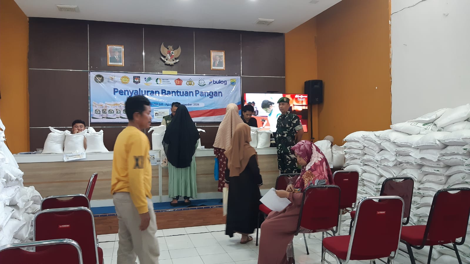 Babinsa Sindanglaya Peltu Subarna Kawal Pendistribusian Bantuan Pangan 1.910 KPM di Desa Sindanglaya