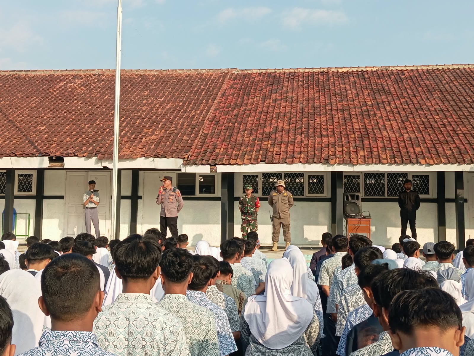 Tingkatkan Kedisiplinan Pelajar, Babinsa Pelda Sugiono Dampingi Pembekalan Karakter dan Penertiban Siswa di SMAN 1 Pacet