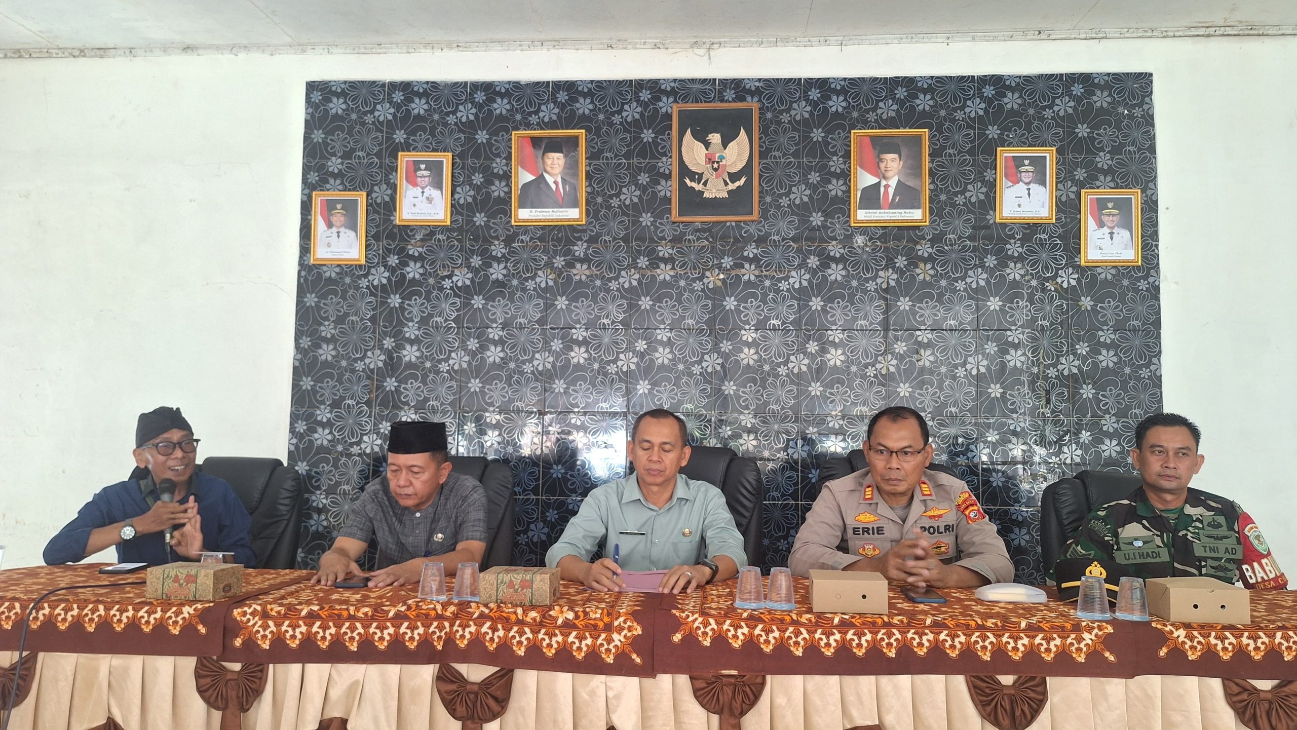 Kawal Pesta Demokrasi Desa, Babinsa Koramil 08/Mande Hadiri Penetapan Calon Pilkades Ciandam