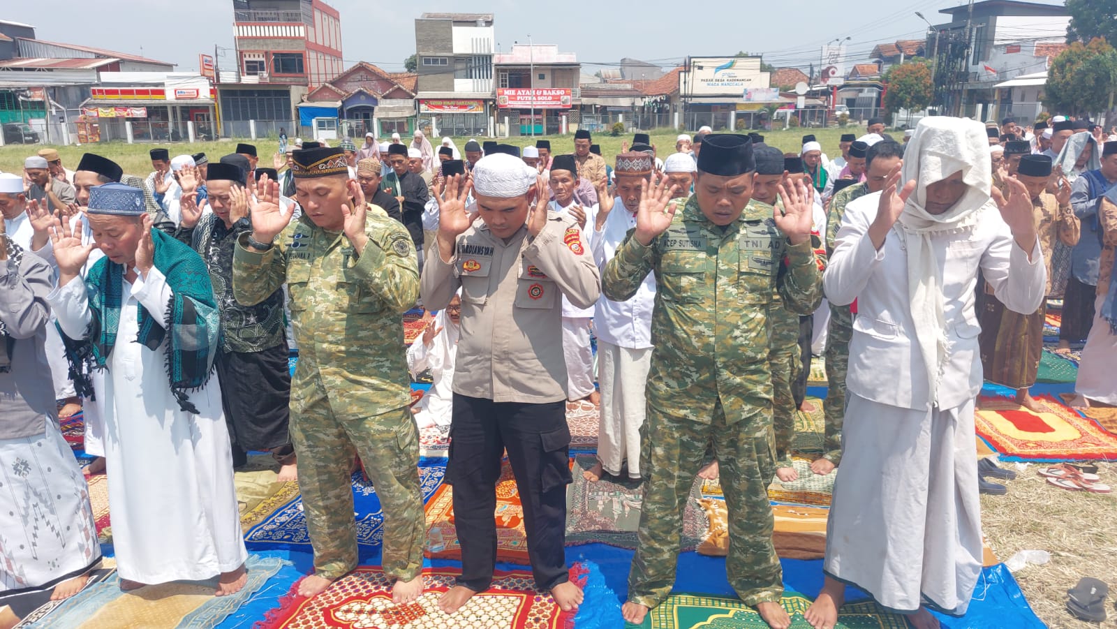 Anggota Koramil 0608-08/Mande Bersama Warga Gelar Sholat Istisqa dan Doa Bersama di Kademangan