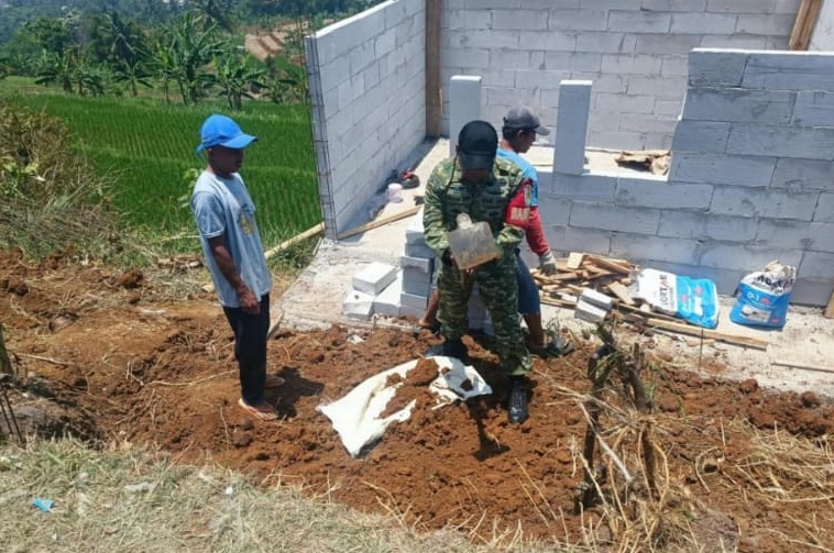 Tingkatkan Keamanan Lingkungan, Babinsa Pelda Ilham Dharma Putra Gotong Royong Bangun Pos Kamling