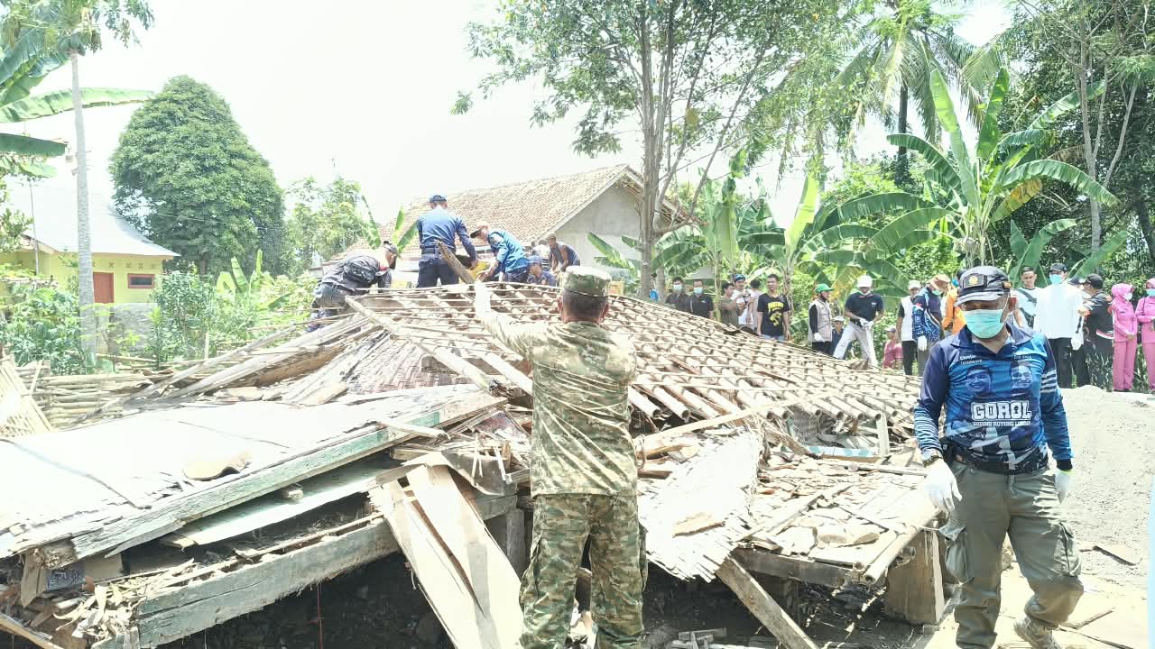 Wujud Kepedulian, Babinsa Sukamulya Serka Badrudin Dampingi Pembongkaran Rumah Warga Tak Layak Huni