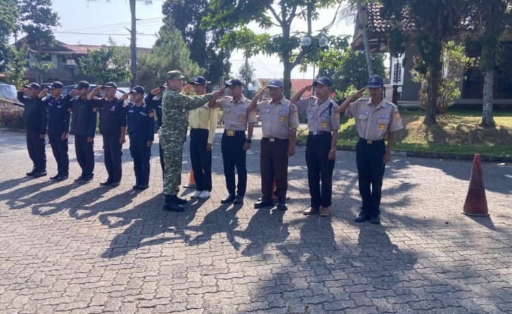 Tingkatkan Kedisiplinan dan Kesiapsiagaan, Babinsa Sindangjaya Berikan Pelatihan PBBAB Kepada Petugas Security Villa Lotus