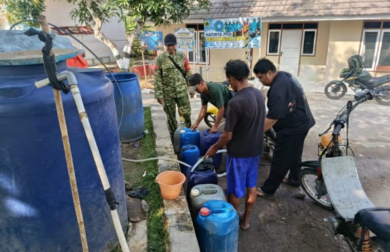Bantu Warga Atasi Kesulitan Air Bersih, Babinsa Mandalawangi Gelar Bakti Sosial Droping Air di Kantor Desa