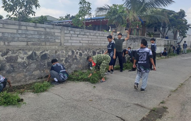 Wujudkan Lingkungan Bersih dan Asri, Babinsa Benjot Serka Dadang Ajak Santri Al-Karim Kerja Bakti Pembersihan Jalan
