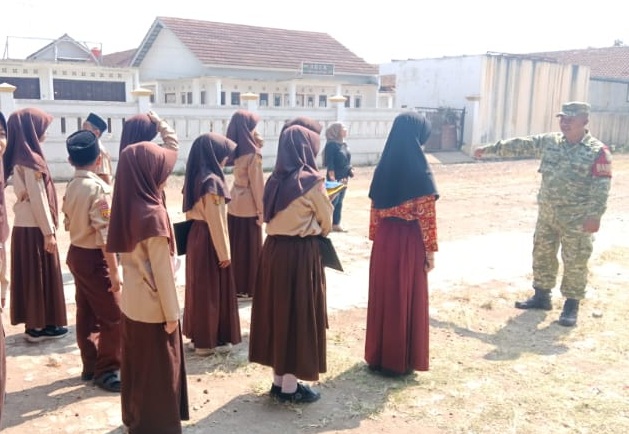 Tanamkan Kedisiplinan Sejak Dini, Babinsa Desa Sukaluyu Berikan Pelatihan PBB kepada Siswa SDN Sukaluyu 1