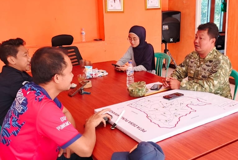 Pererat Sinergitas, Babinsa Desa Puncakwangi Gelar Komsos Bersama Aparatur Desa