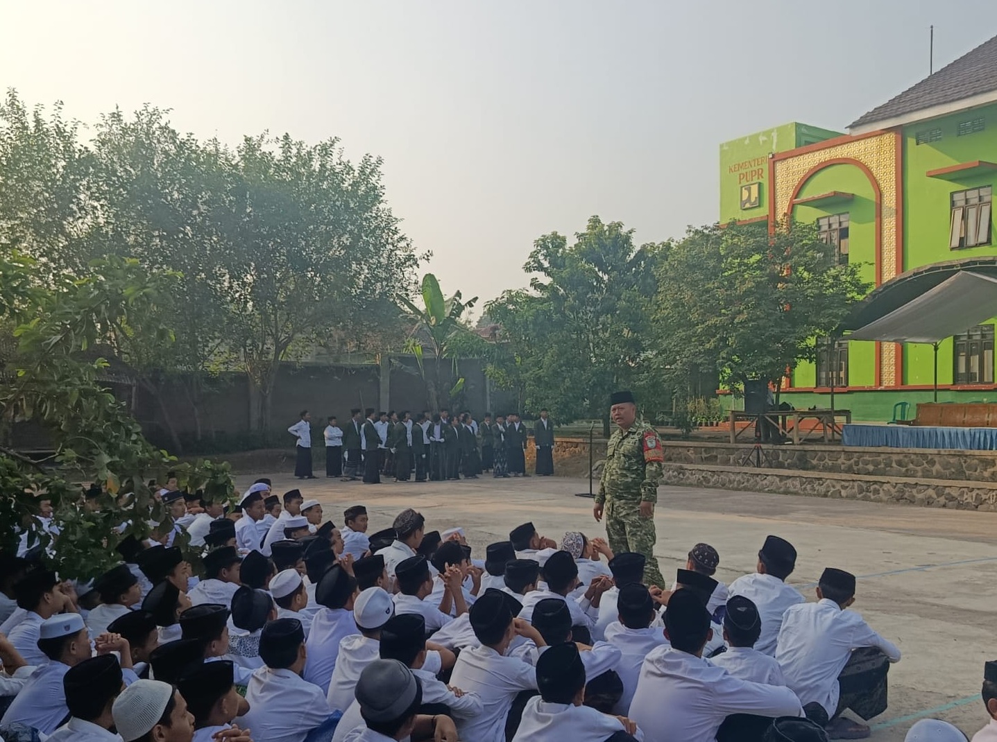 Motivasi Para Santri, Babinsa Kertajaya Serka Hendriana Sosialisasi Rekrutmen Prajurit TNI AD di Pesantren Al-Musri