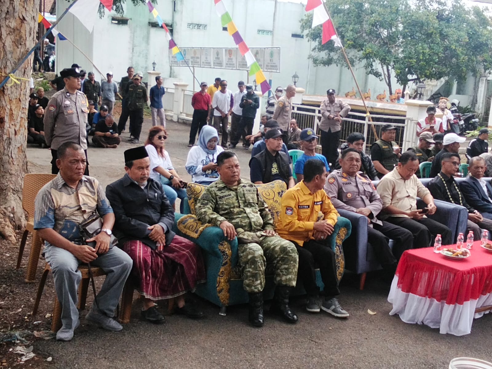 Kawal Pesta Demokrasi Desa, Babinsa Serka Amiruddin Hadiri Penetapan DPT dan Nomor Urut Calon Kades Sindangjaya