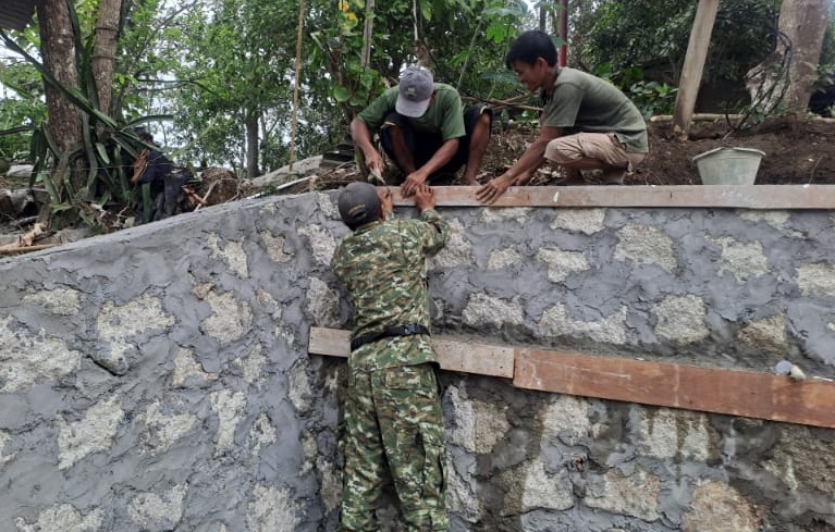 Cegah Bahaya Longsor, Babinsa Kopka Awan Pelopori Pembangunan TPT di Desa Cinerang