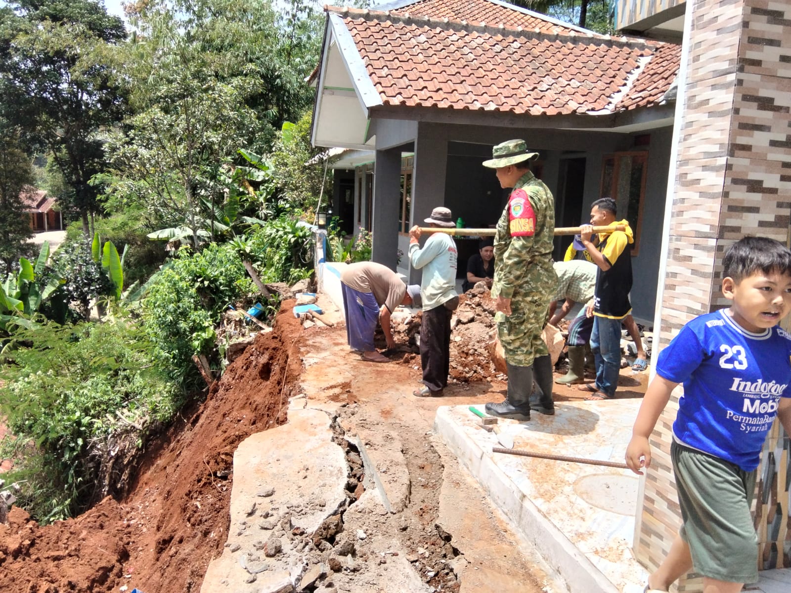 Siap Sigap Tangani Bencana, Babinsa Koramil Campaka Dampingi Evakuasi Rumah Tertimpa Longsor di Desa Campakawarna