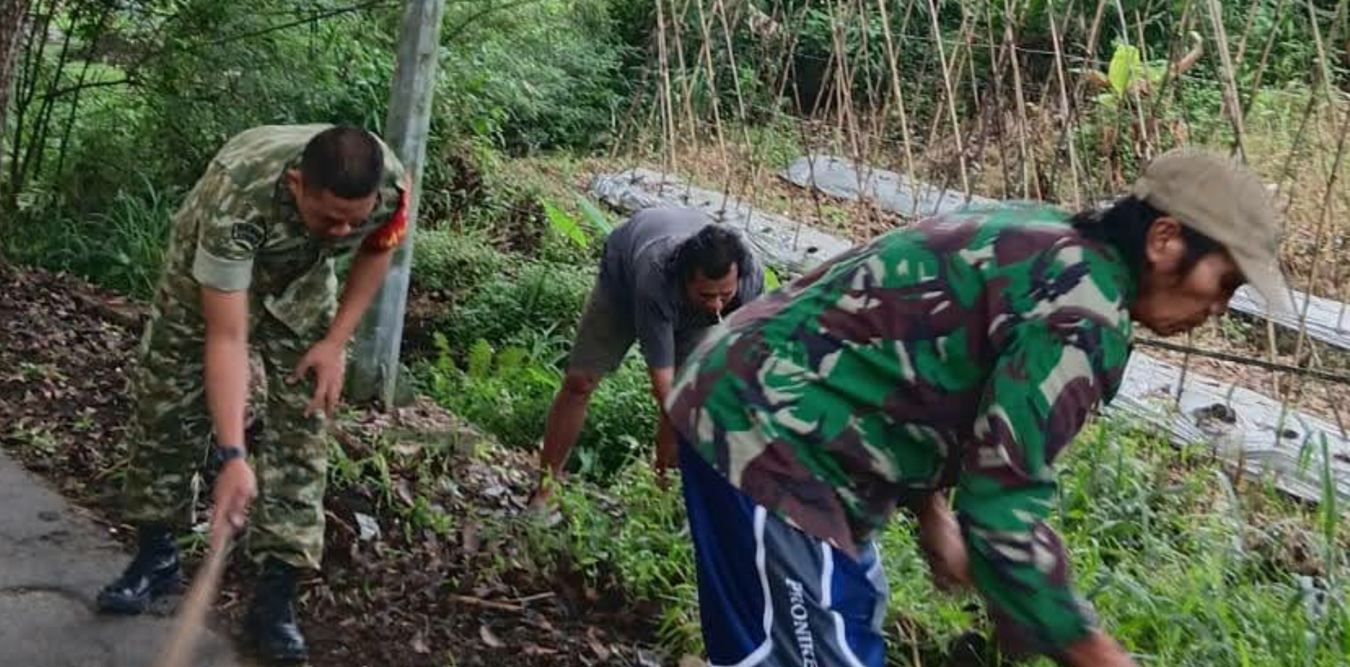 Jaga Kebersihan Lingkungan, Babinsa Pelda Endang Diman Pelopori Karya Bakti Bersama Warga Mangunkerta